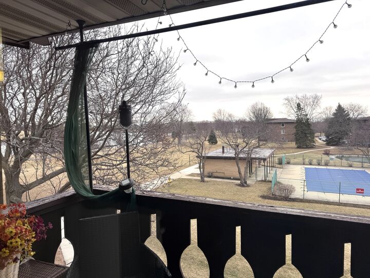 Property Photo:  2 Timber Lane 17  IL 60061 