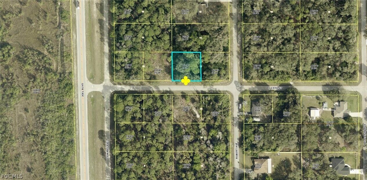 Property Photo:  2405 E 19th Street  FL 33972 