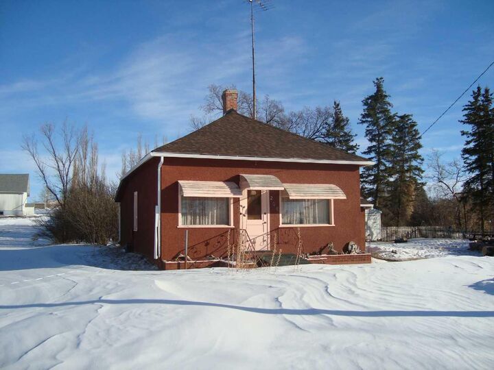 Property Photo: 204 First Street S AB T0M 0Z0