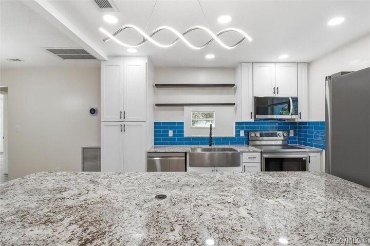 Property Photo:  700 E Stratford Road  FL 34461 