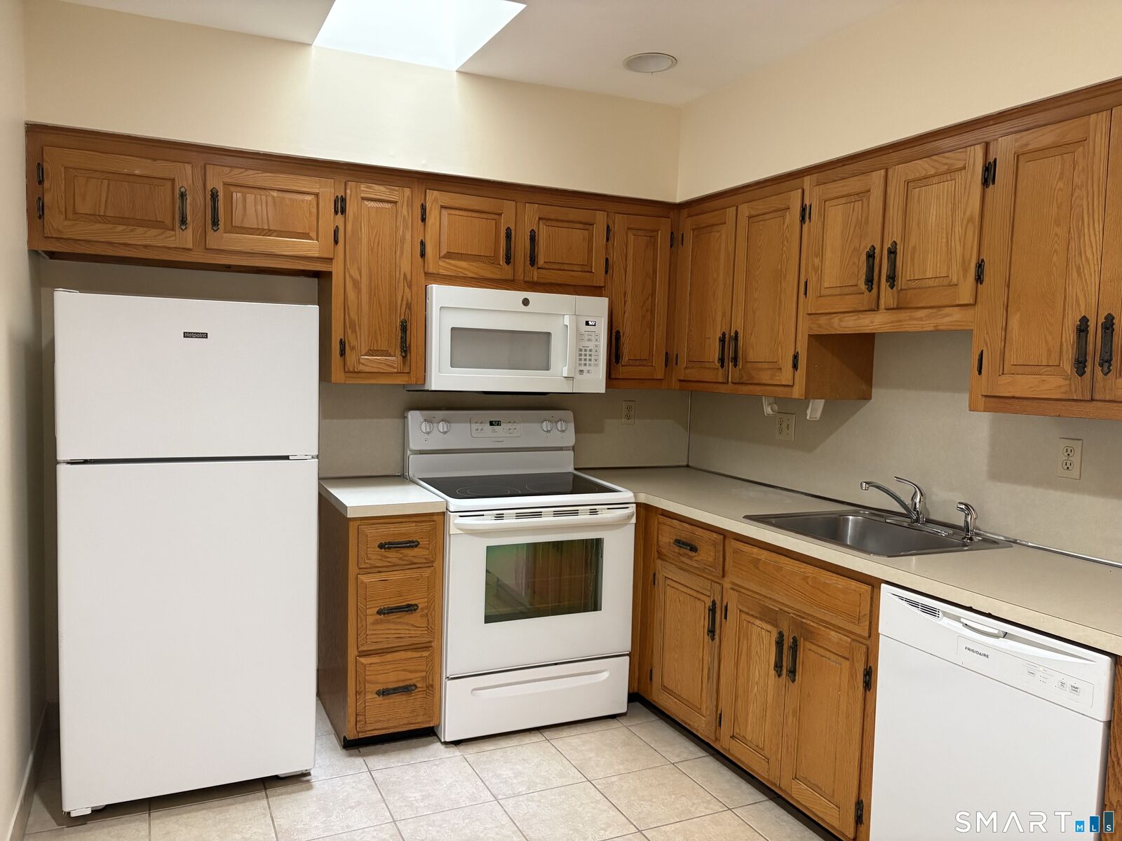 Property Photo:  2059 Boston Avenue  CT 06610 
