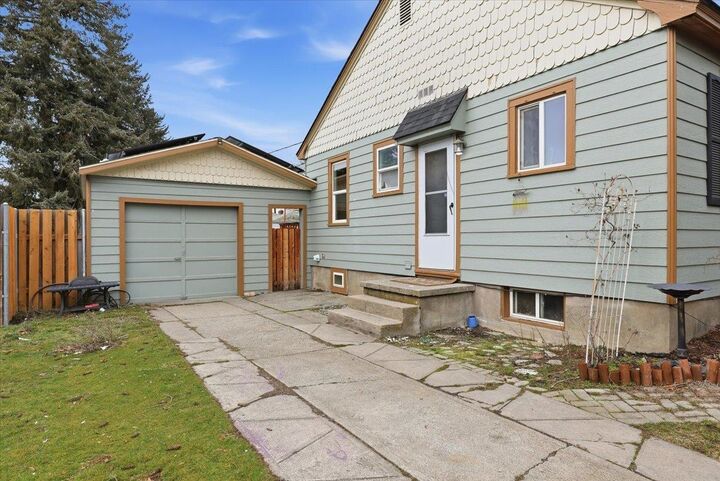 Property Photo:  3923 N Hawthorne St  WA 99205 