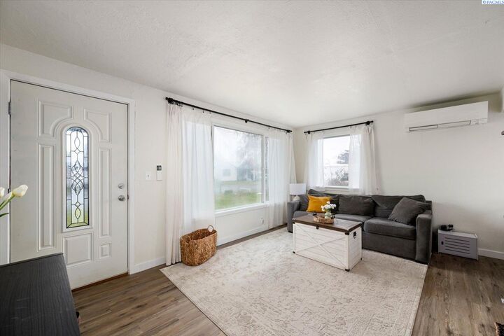 Property Photo:  522 N Irving St  WA 99336 