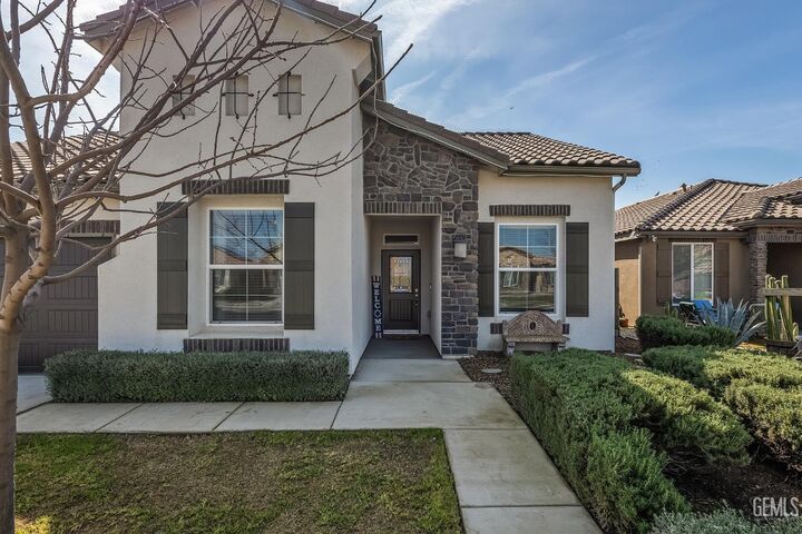 Property Photo:  701 Strada Street  CA 93245 