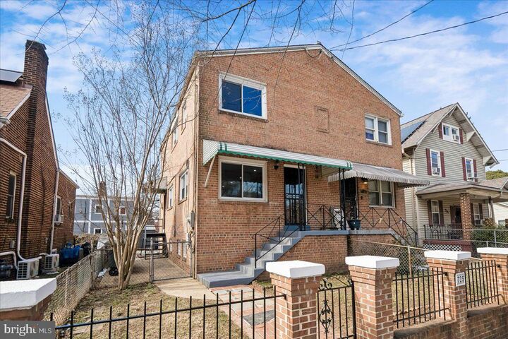 Property Photo: 725 Croissant Place SE DC 20019