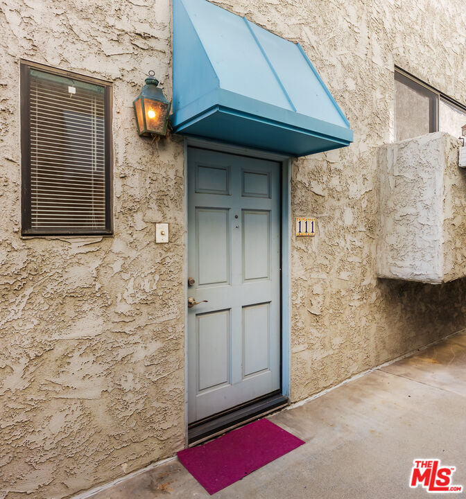 Property Photo: 11643 Chandler Blvd CA 91601