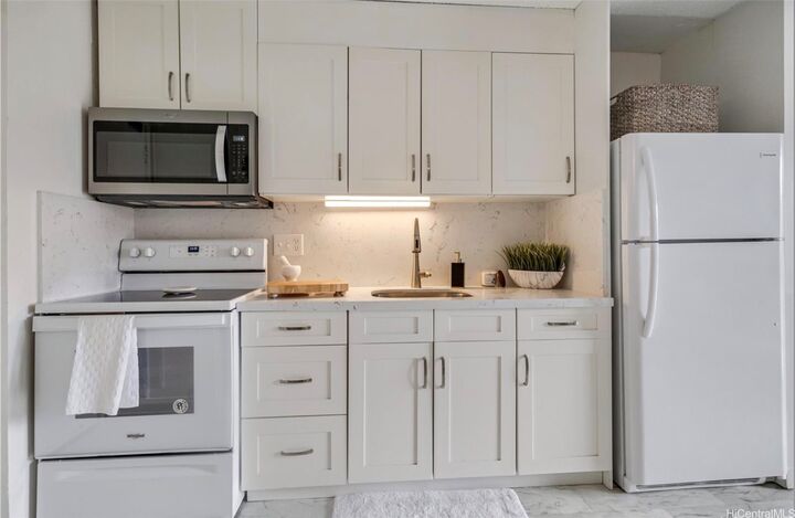 Property Photo:  1655 Makaloa Street 812  HI 96814 