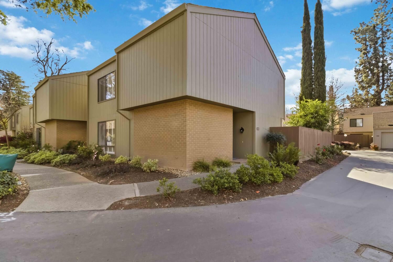 Property Photo: 1006 Dunbarton Circle CA 95825