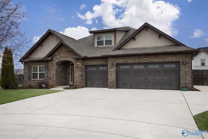 Property Photo:  201 Rowan Street  AL 35759 