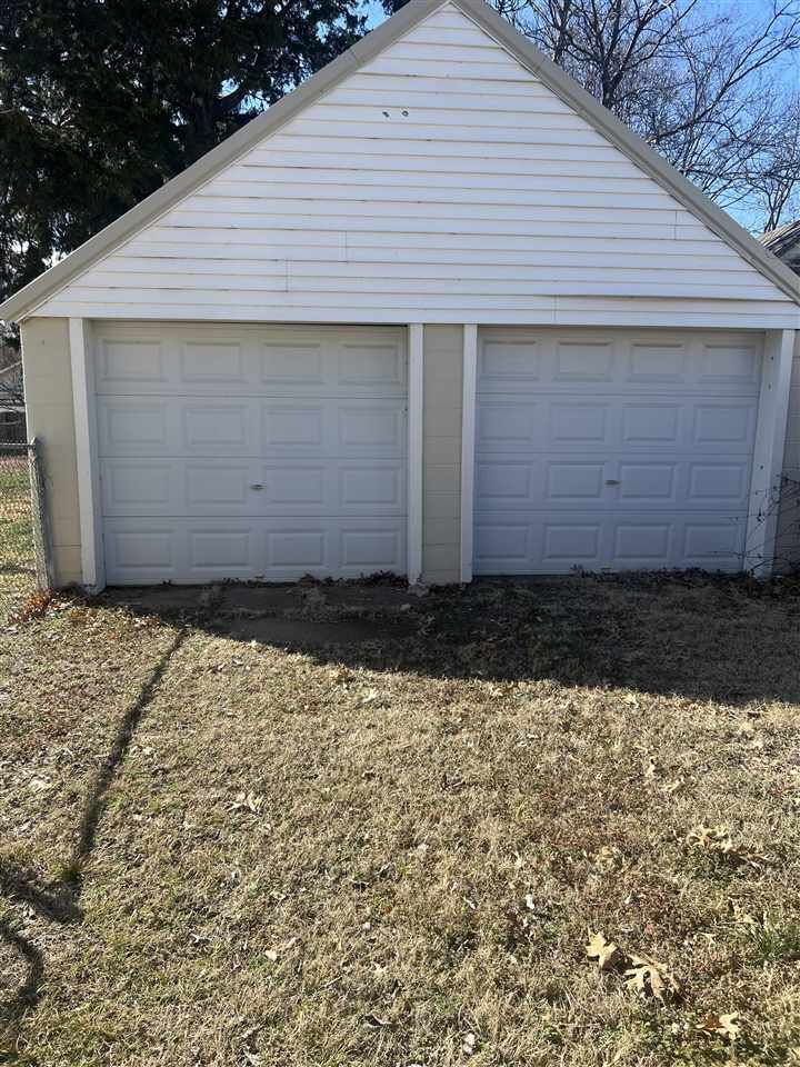 Property Photo:  802 S 11th  OK 74601 