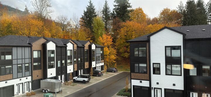 402 King Street — photo 1
