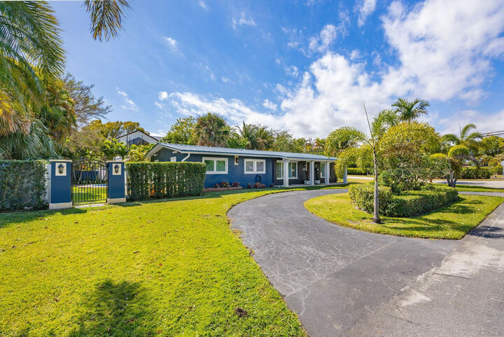 Property Photo:  2624 NE 30th Street  FL 33306 