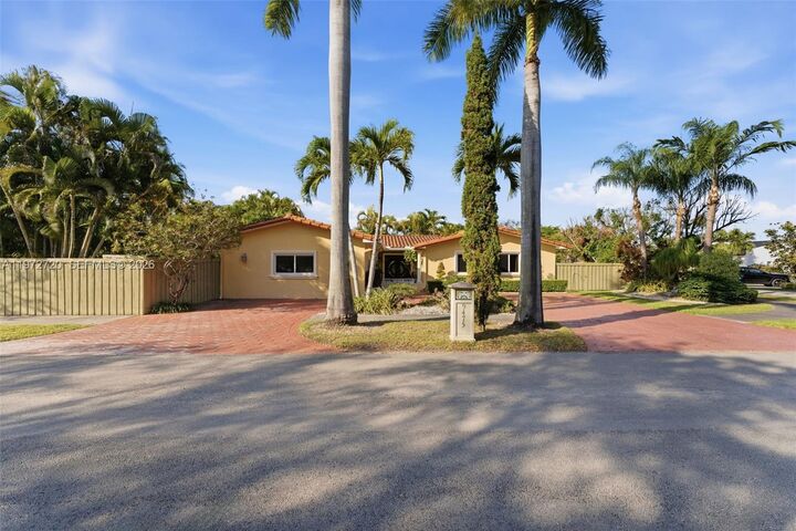 Property Photo: 9475 SW 70th St FL 33173