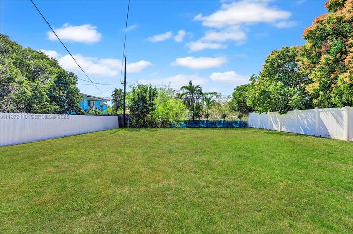 Property Photo: 2462 Washington St FL 33020