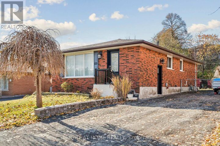 Property Photo:  16 Green Meadow Way  ON L9H 3Z3 