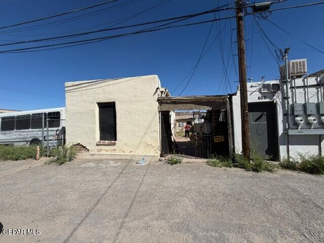 Property Photo: 607 S Florence Street TX 79901