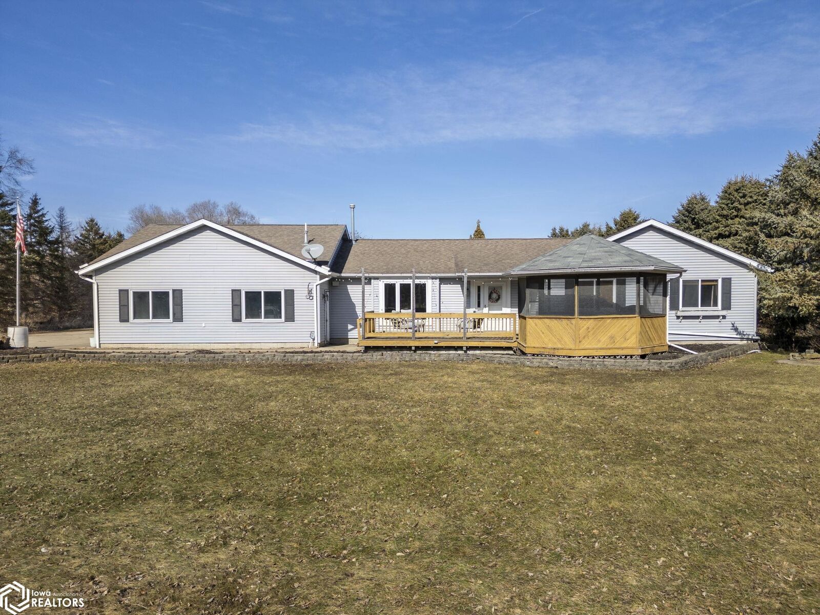 Property Photo: 2037 12th Street NE IA 50401