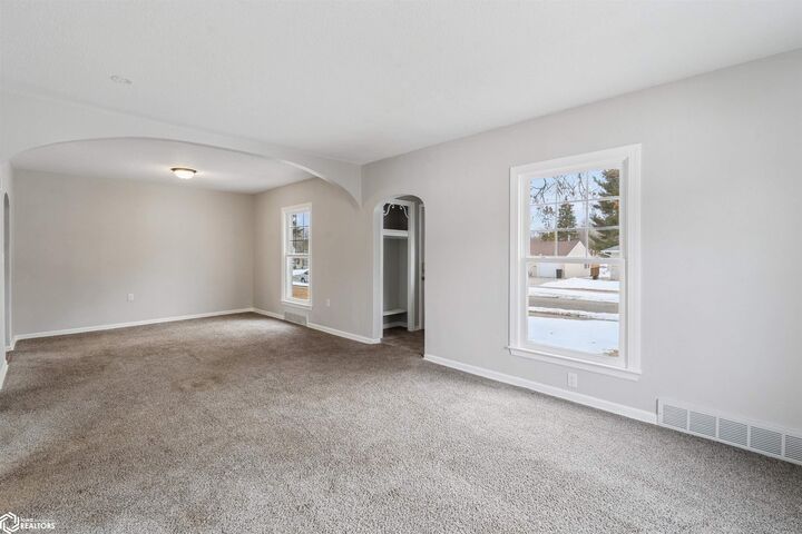 Property Photo:  1803 W State Street  IA 50158 