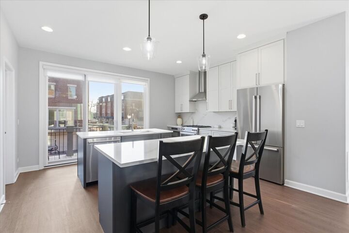 Property Photo:  1233 Gateway Court  IL 60062 