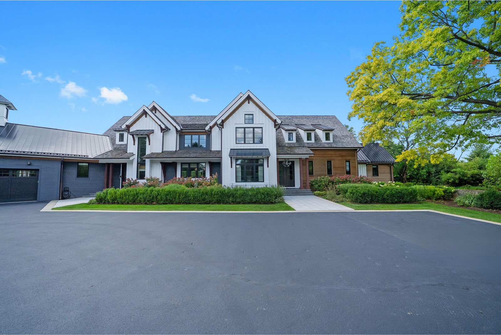 Property Photo: 201 Oakdene Drive IL 60010