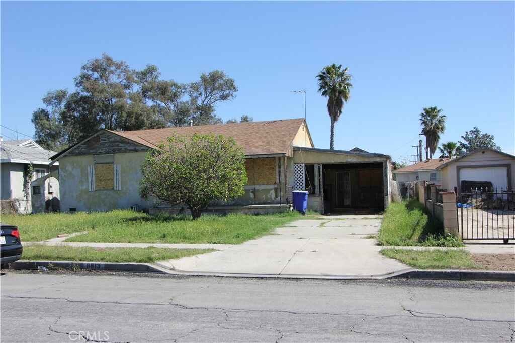 Property Photo:  9813 Oleander  CA 92335 