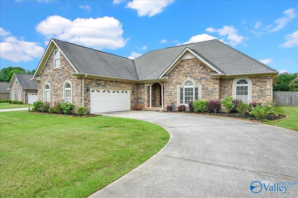 Property Photo:  4017 Saddlehorn Bend SW  AL 35603 