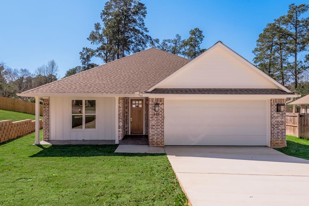 Property Photo:  825 Village Gate Circle  TX 75961 