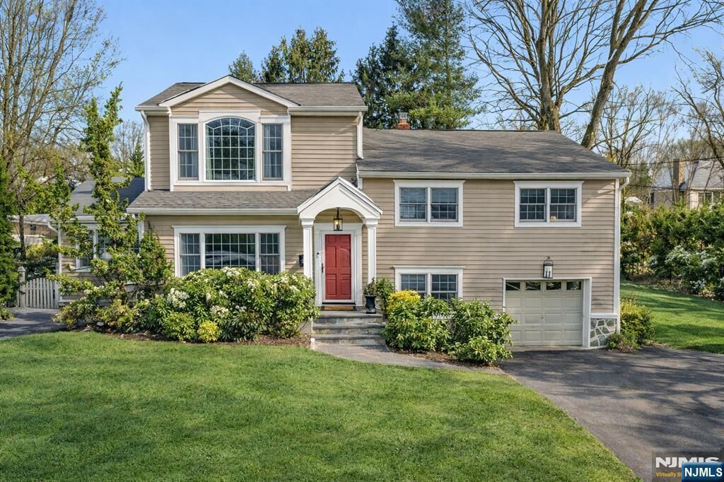 Property Photo:  8 Kice Road  NJ 07932 