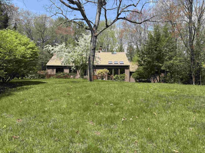 Property Photo:  4 Windsor Boulevard  NH 03053 