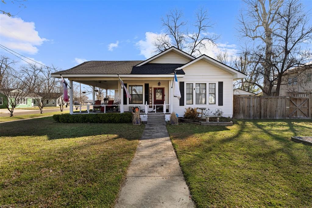 Property Photo:  217 N Montgomery Street  TX 75644 