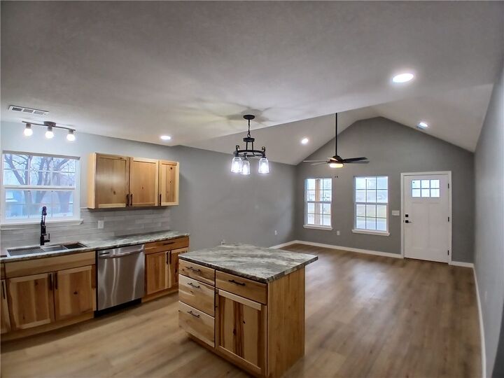 Property Photo:  902 S Springfield Street  AR 72638 