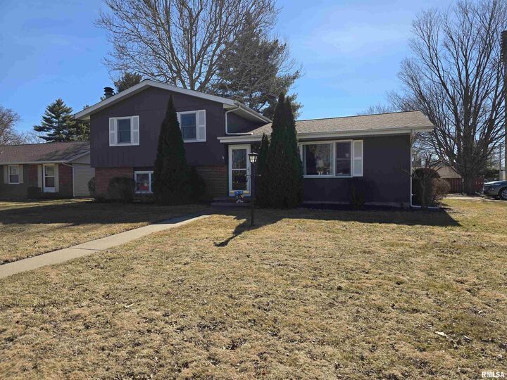 Property Photo:  1410 E Locust Street  IL 61520 