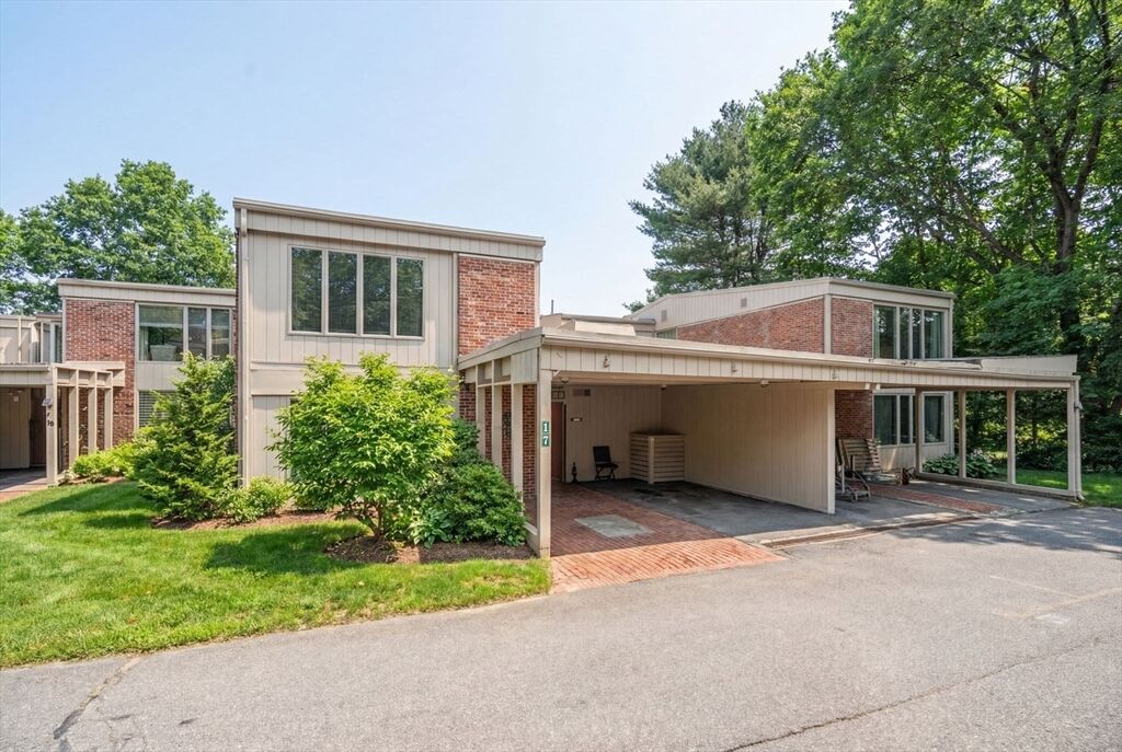 Property Photo:  17 Fairgreen Place 17  MA 02467 