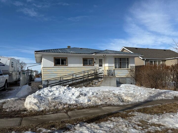 Property Photo:  709 Centre Street  AB T0J 1P0 