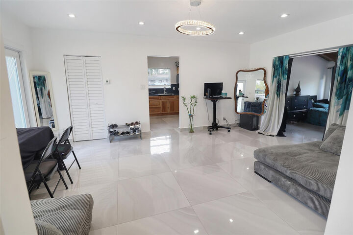 Property Photo:  707 NE 15th Street  FL 33304 