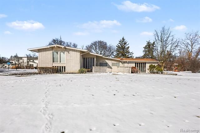 Property Photo: 22430 Chatsford Circuit Street MI 48034