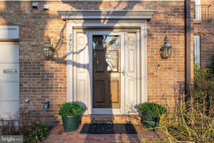 Property Photo: 2407 S Queen Street VA 22202