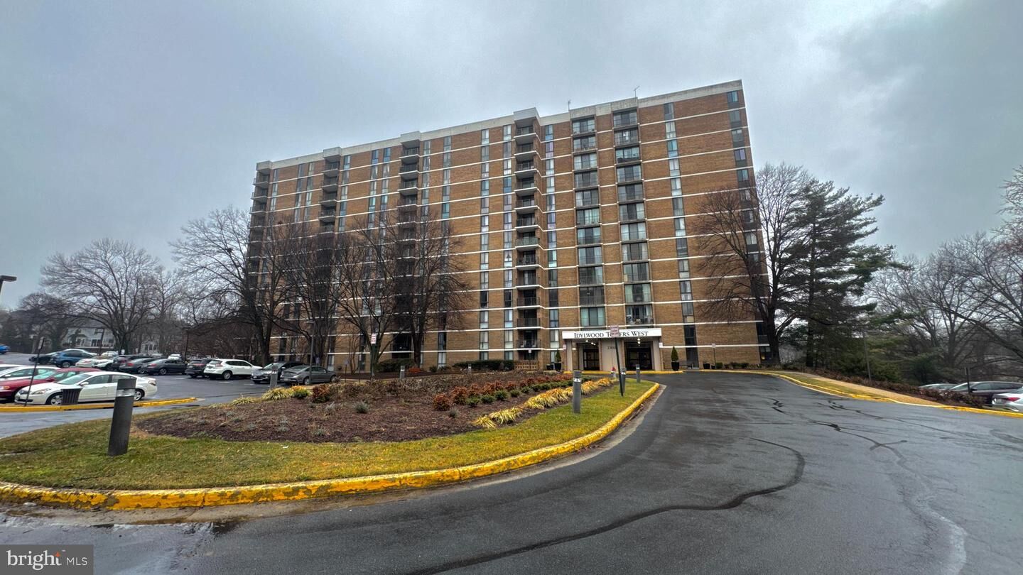 Property Photo:  2300 Pimmit Drive 112  VA 22043 