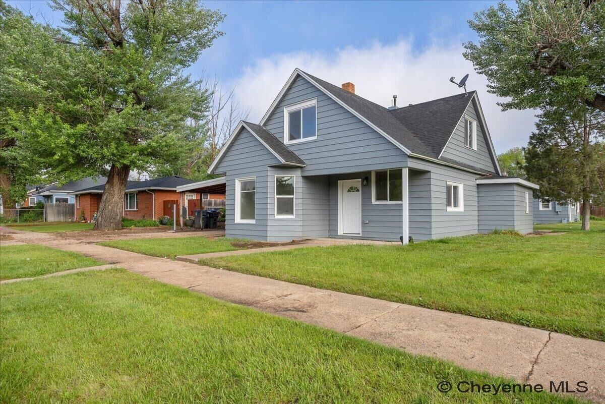 Property Photo: 1018 E 20th St WY 82001