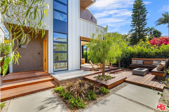 Property Photo:  822 Superba Ave  CA 90291 