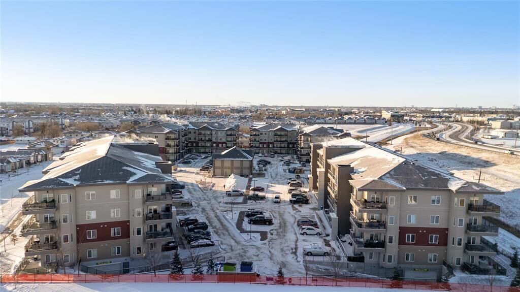 Property Photo:  70 Philip Lee Drive  MB R3W 0N6 