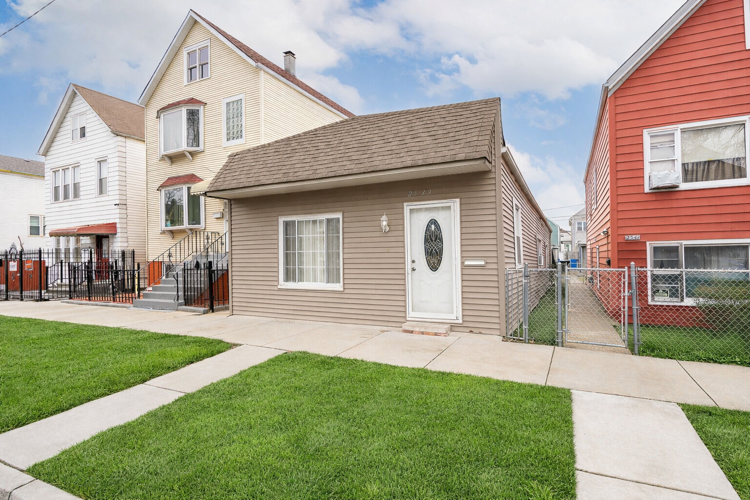 Property Photo:  2539 W 46th Street  IL 60632 