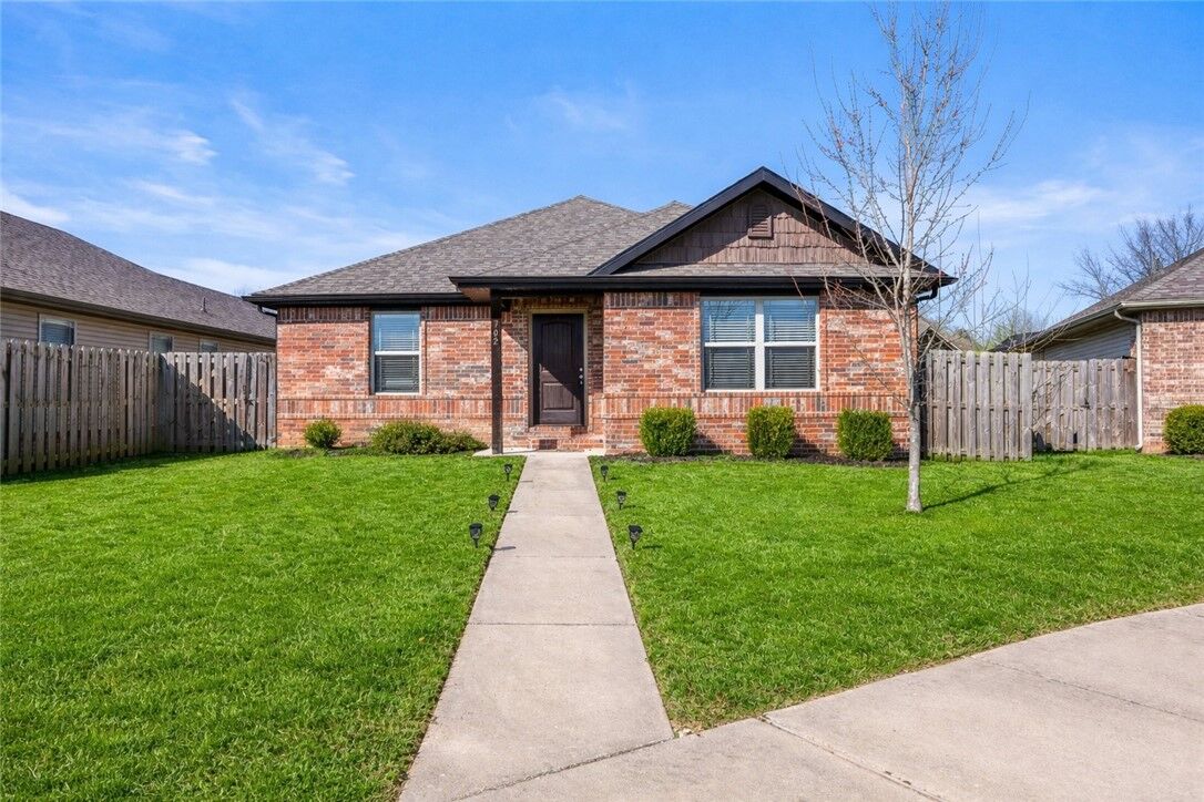 Property Photo:  702 SW Willowpoint Road  AR 72712 