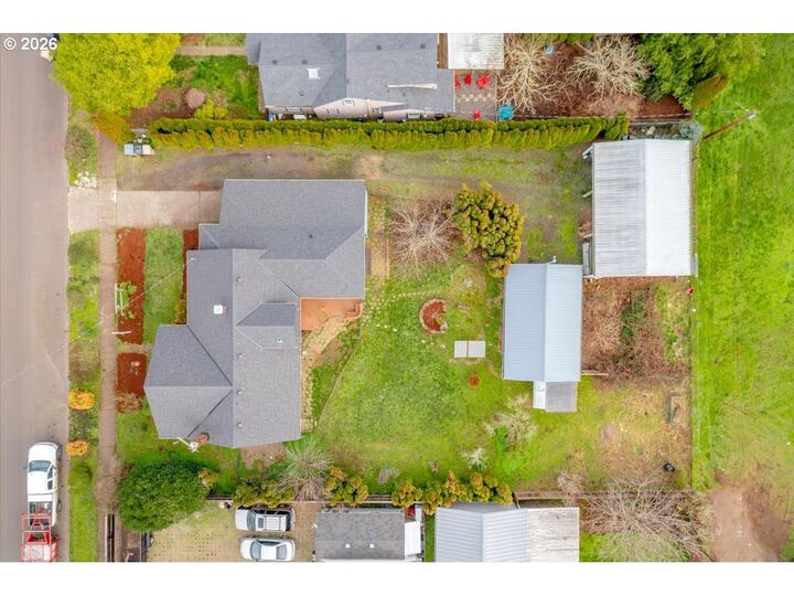 Property Photo:  633 SE Ash St  OR 97338 