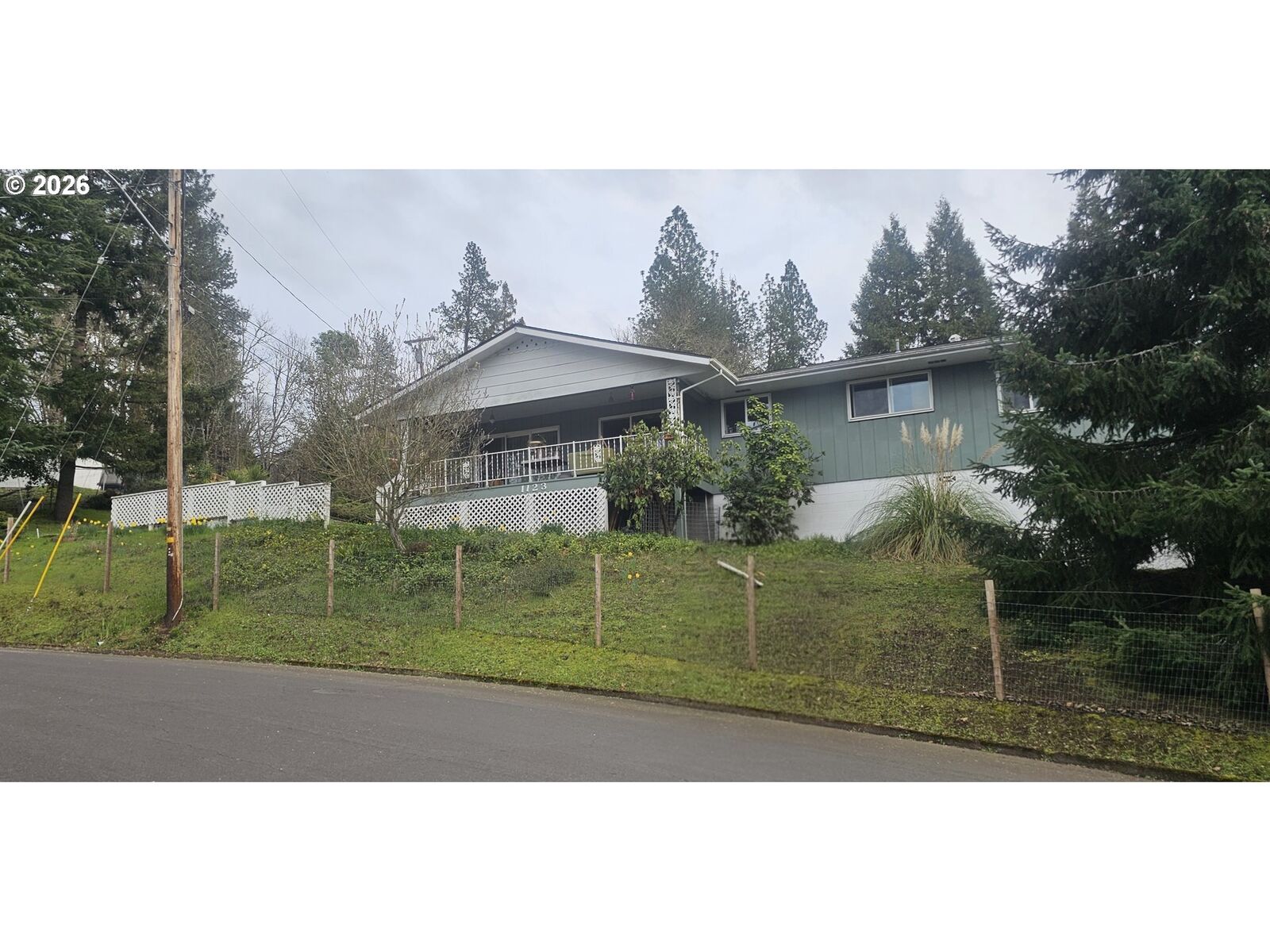 Property Photo:  1123 SE Hawthorne Dr  OR 97470 