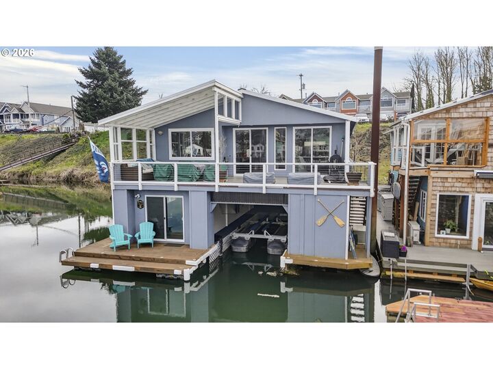 Property Photo: 429 N Bridgeton Rd 2 OR 97217