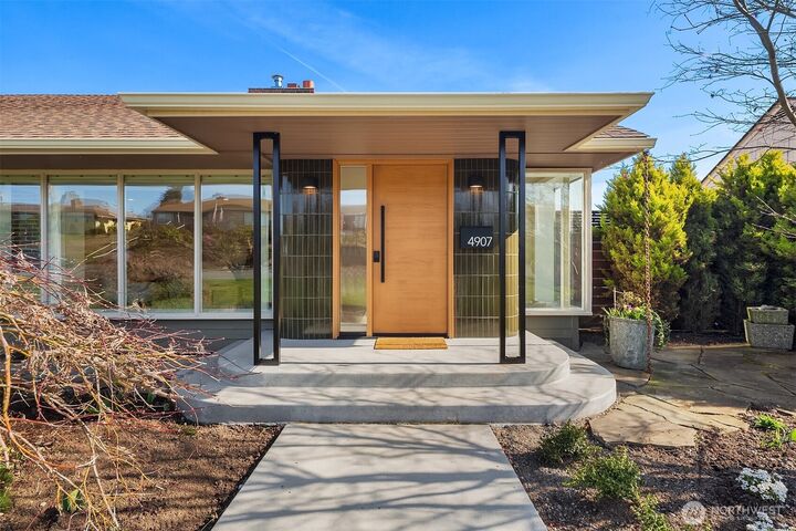 Property Photo:  4907  Delaware Street  WA 98203 