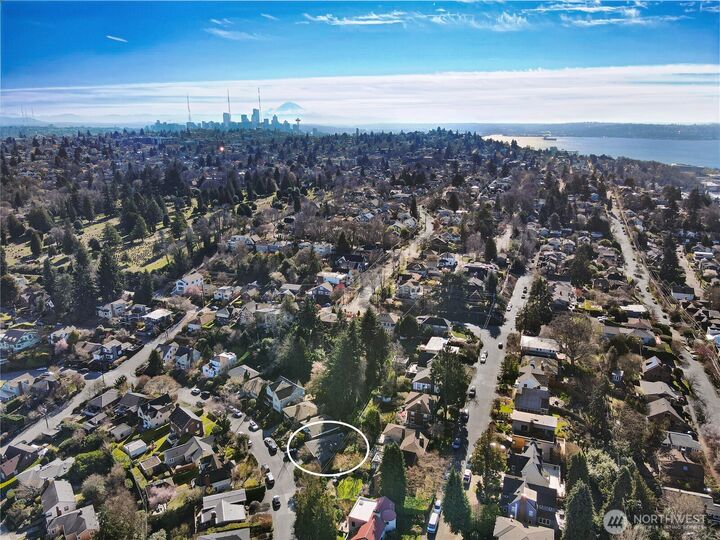 Property Photo:  839 W Etruria Street  WA 98119 