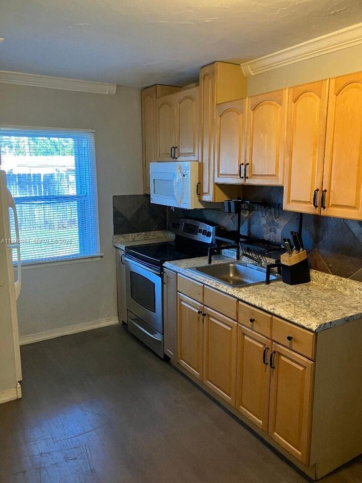 Property Photo:  2127 Wilson St  FL 33020 