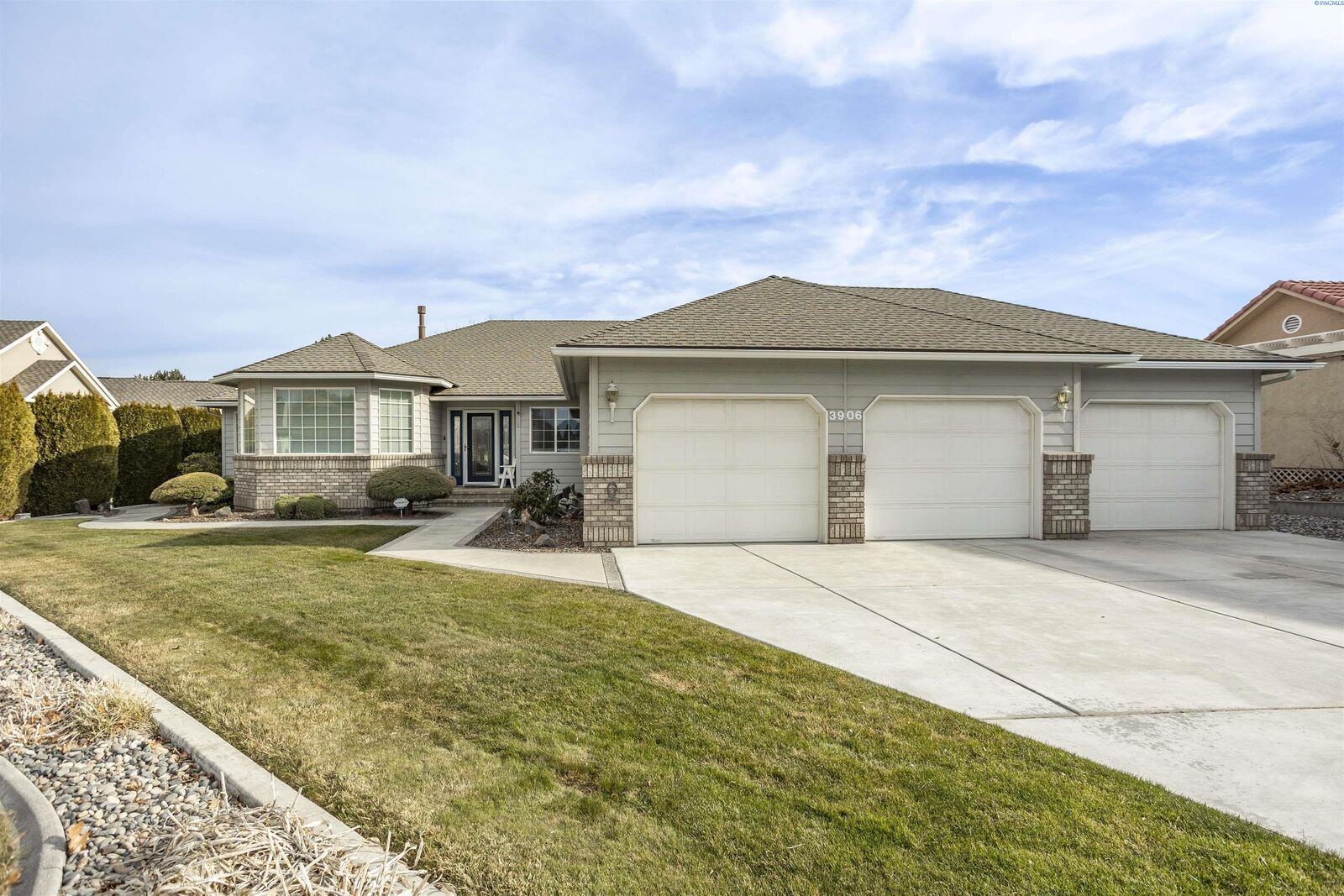 Property Photo: 3906 S Morain Loop WA 99337